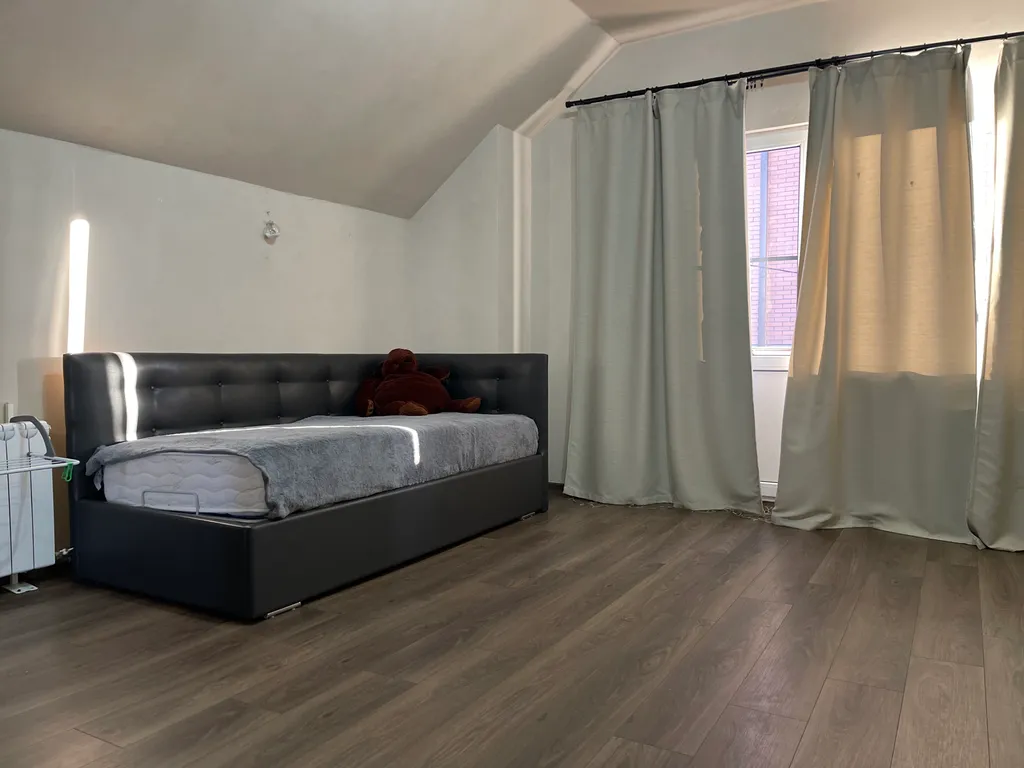 Двухэтажный дом поблизости с парком Галицкого