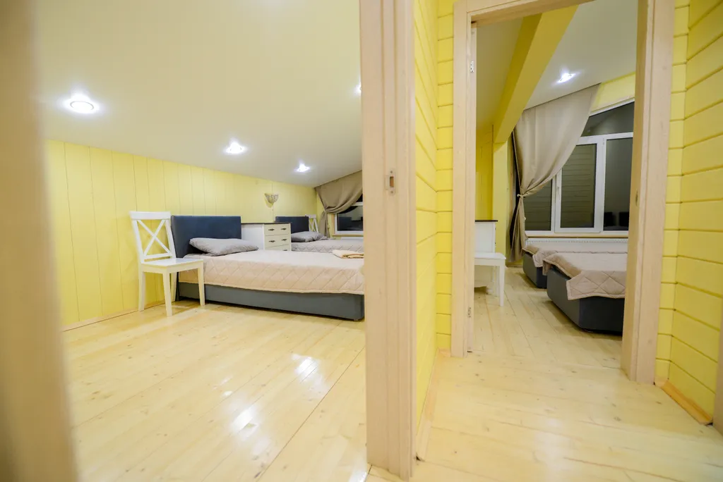 Большой коттедж на берегу из двух частей