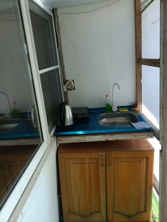 Двухкомнатный номер с балконом с видом на море в 20м от него