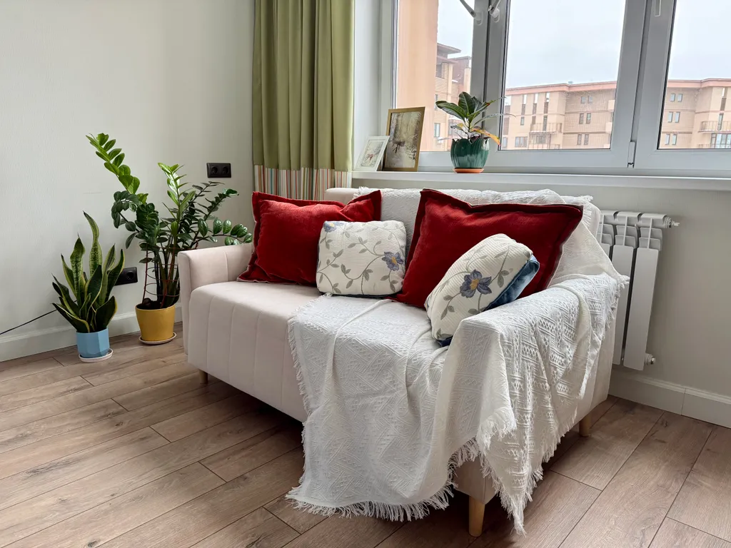 Розовая лошадка у себя дома