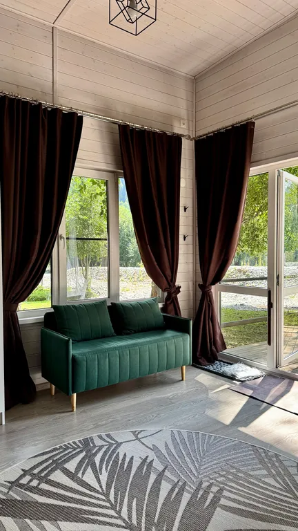 Шале с террасой на берегу реки