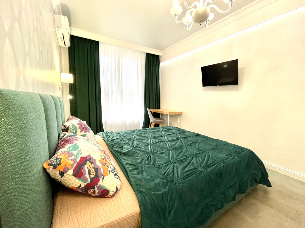 Видовая двухкомнатная квартира в центре города