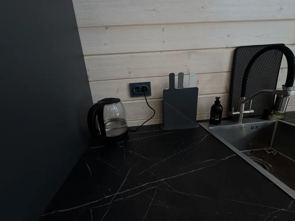 Уютный дом у озера, в 50 километрах от Петербурга, с мангалом, Wi-Fi