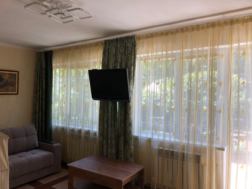 Отличная квартира в 12 минутах от моря со своим выходом в полесадник.