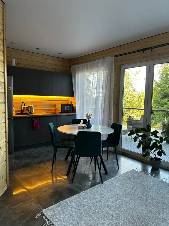 Тихий домик у леса и озера