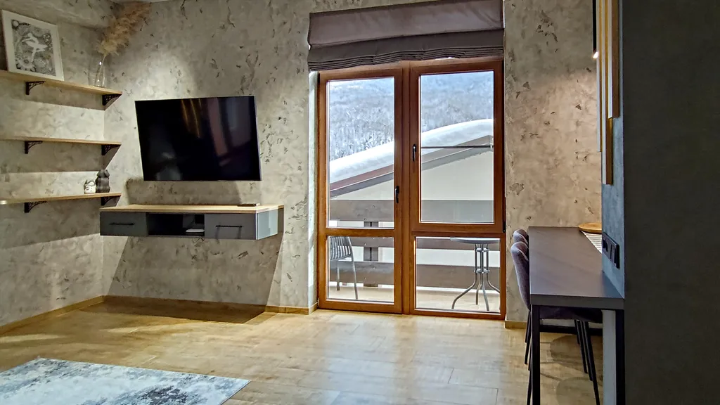 Современный красивый апартамент со спальней. Панорама на горы. Центр.