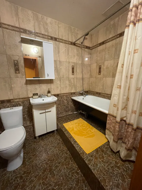 Уютная современная студия с видом на город