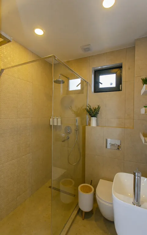 Коттедж с теплым бассейном и банным комплексом, недалеко от моря