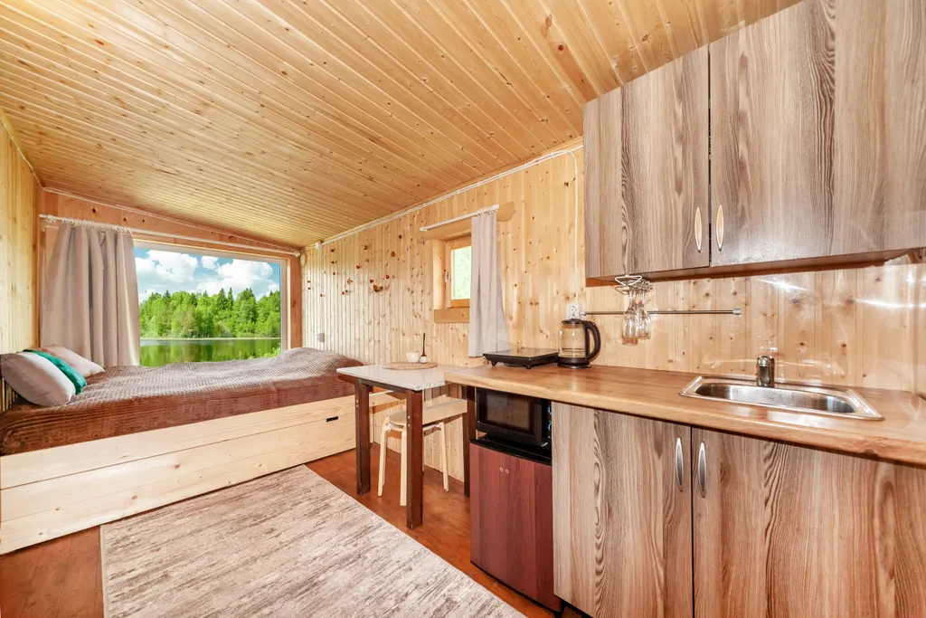 Домик с панорамным окном на берегу озера