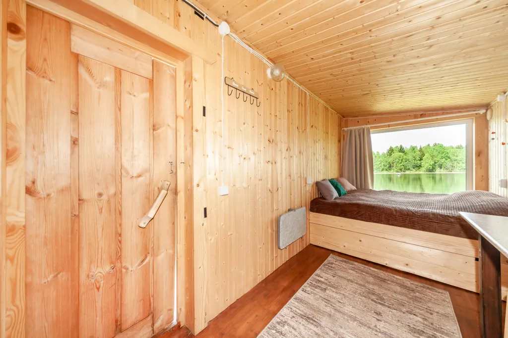 Домик с панорамным окном на берегу озера