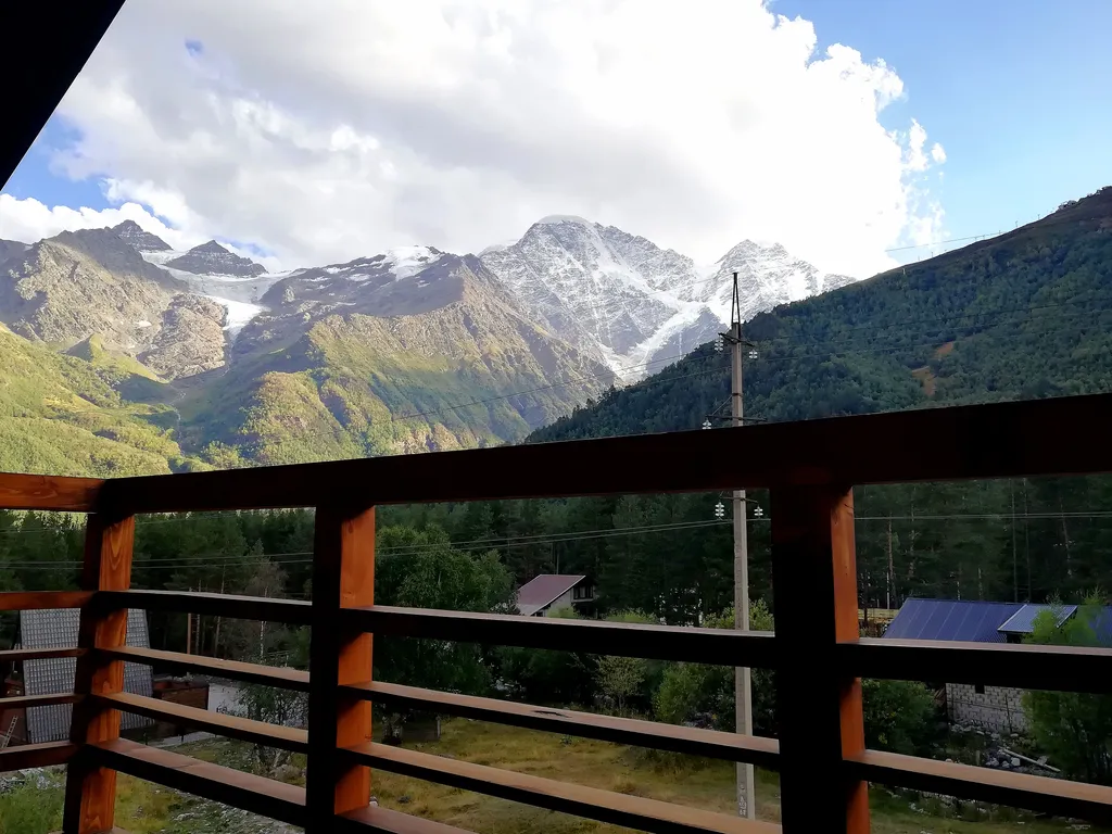 Уютная студия люкс с панорамными окнами с видом на горы