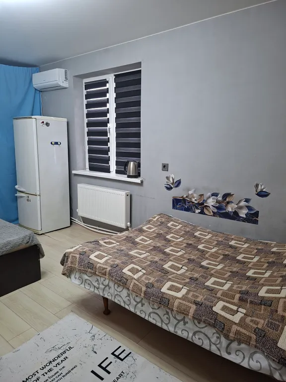 Рядом с жд вокзалом, уютный, чистый домик со двором.Напротив продукты