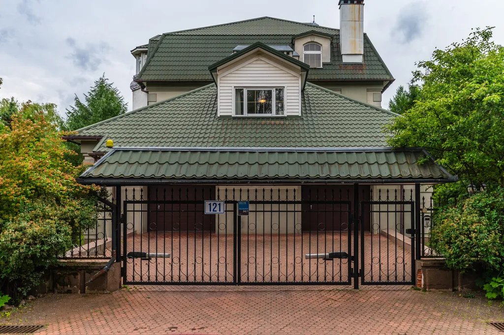 Коттедж с бассейном и сауной в Красногорске