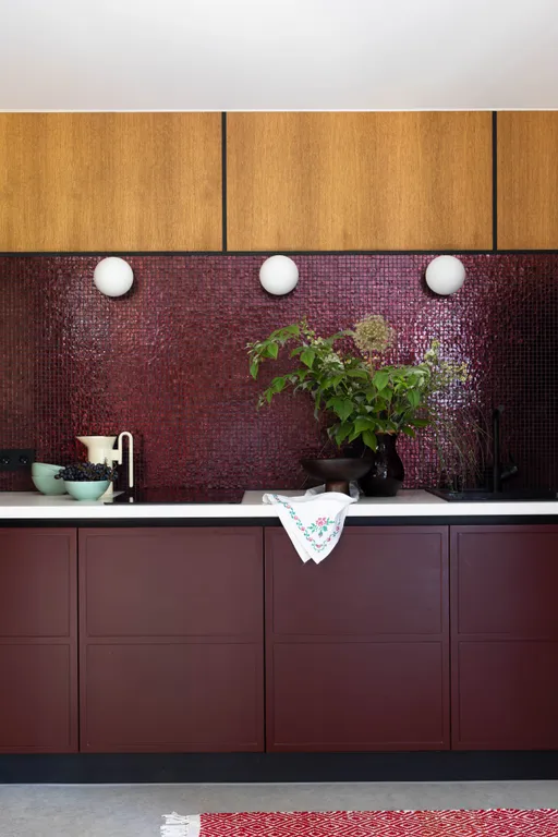 Дом в современном русском стиле в сосновом лесу