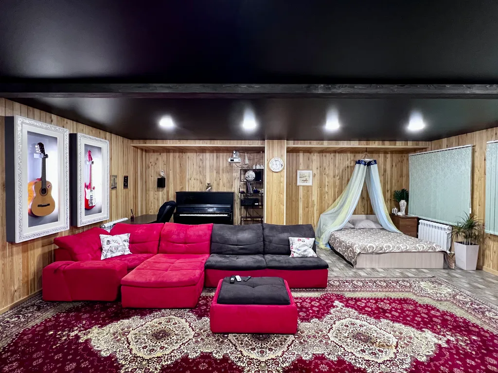 Дом с баней, садом, кинотеатром и парковкой на закрытой территории