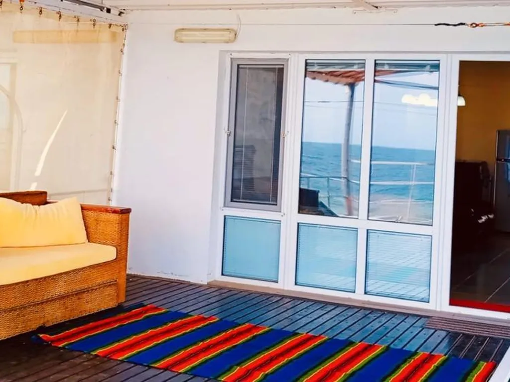 Эллинг нa беpeгу моpя