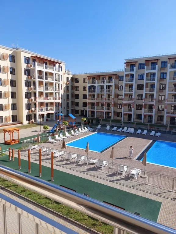 Студия с бассейнами в ЖК Кипарис