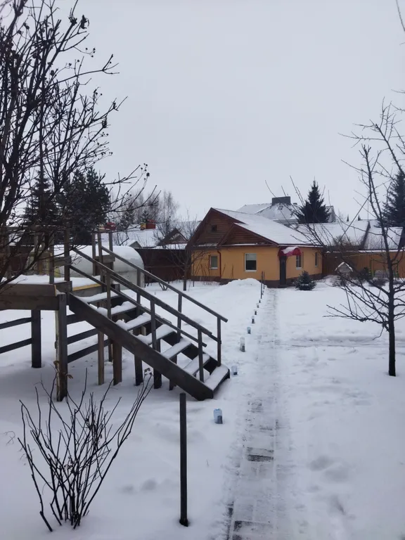 Небольшой уютный дом на спокойной улице