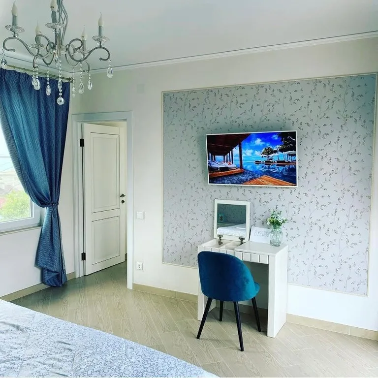 Дом в лесу с видом на море