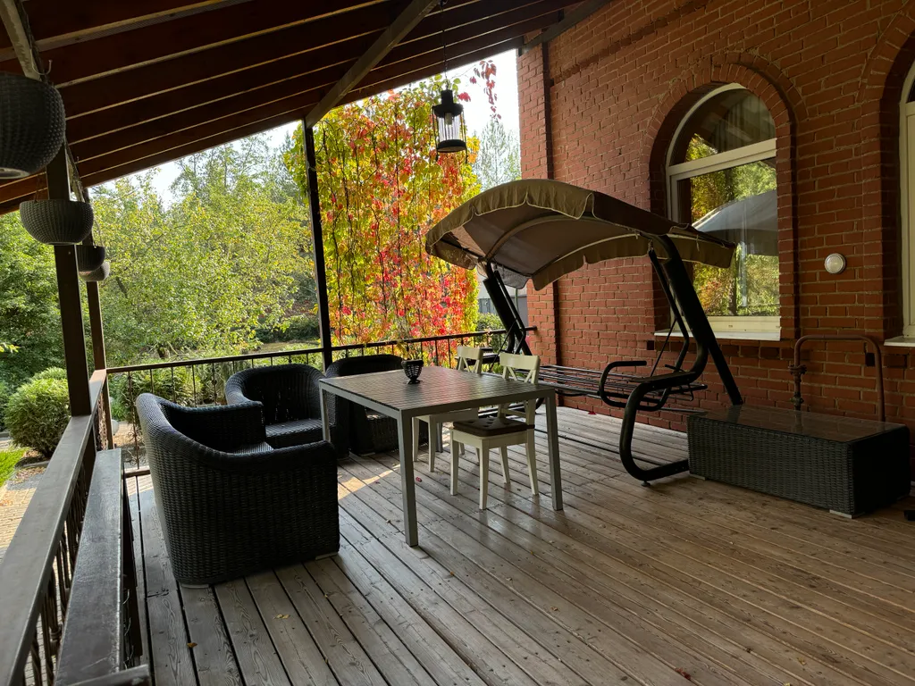 Дом с бассейном, сауной, возле леса для семейного отдыха