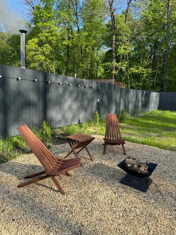 Домик афрейм в дубовом лесу