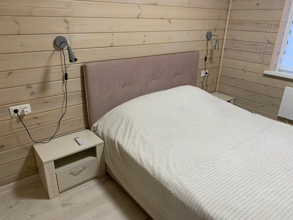 Два новых дома на большом участке с лесом