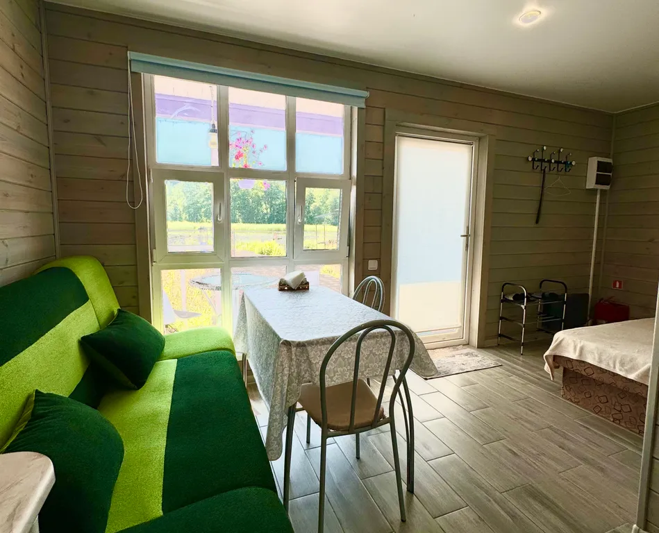 Новый домик на берегу бухты залива