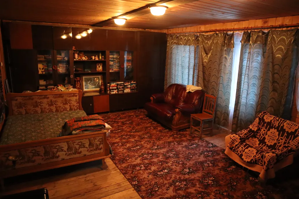 Двухэтажный дом на берегу Волги