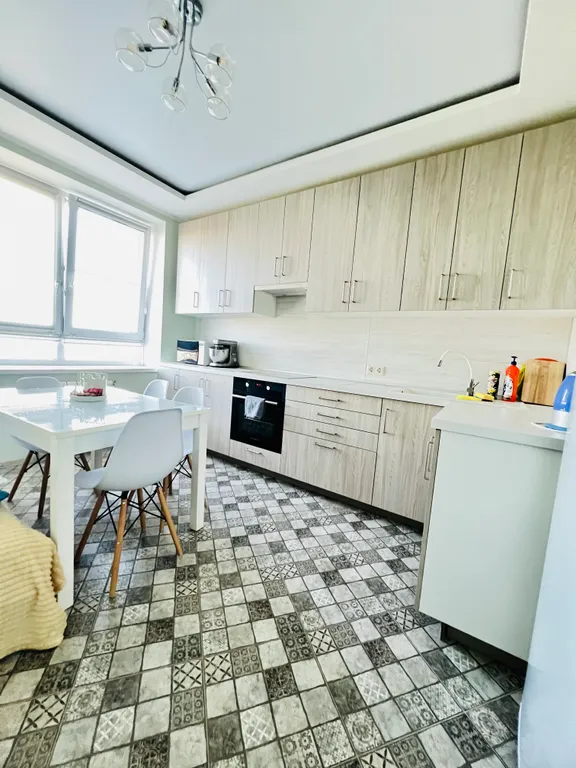 Новая евротрешка в центре города с красивым видом из окон