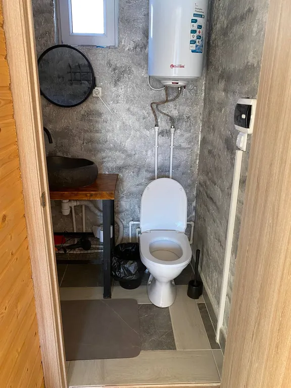 Уютный маленький домик в горах