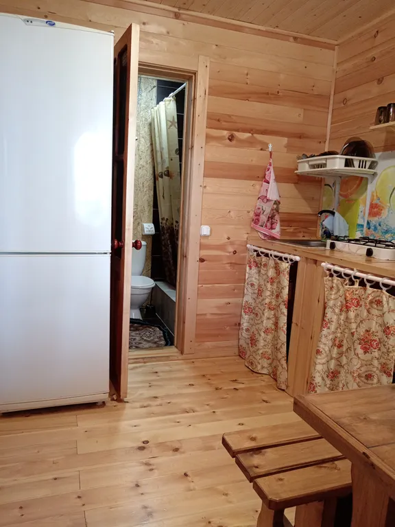 Гостевой дом вдали от берега и шума с кухней, туалетом, душем в доме