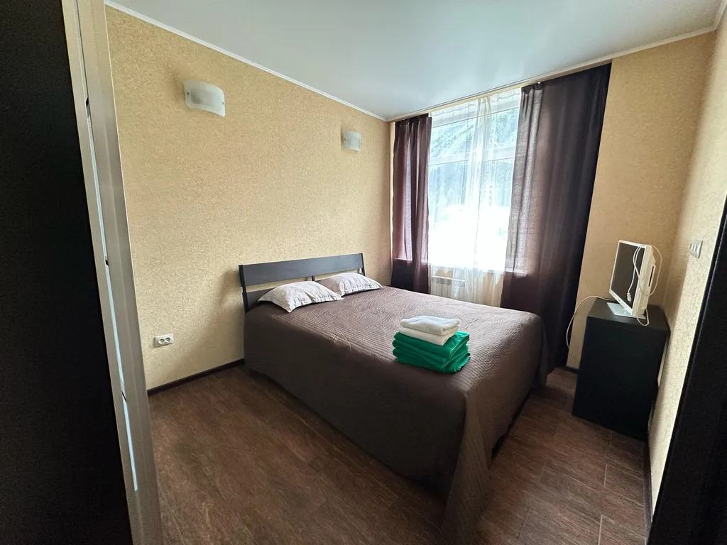 Евротрешка в самом центре с видом на канатку и горы