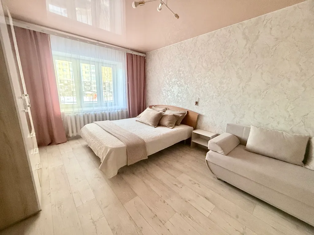 Большая квартира на набережной