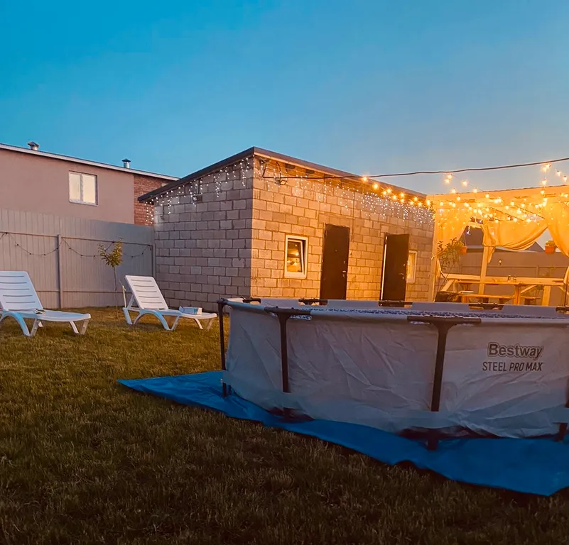 Уютный дом с баней и бассейном в 10 минутах от города