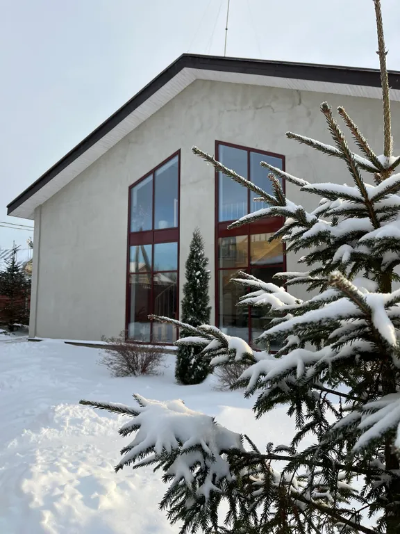 Стильный коттедж с панорамным остеклением у озера