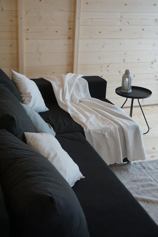 Дом с фурако на берегу реки