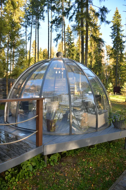 Уютный дом на живописной поляне в лесу с панорамными окнами