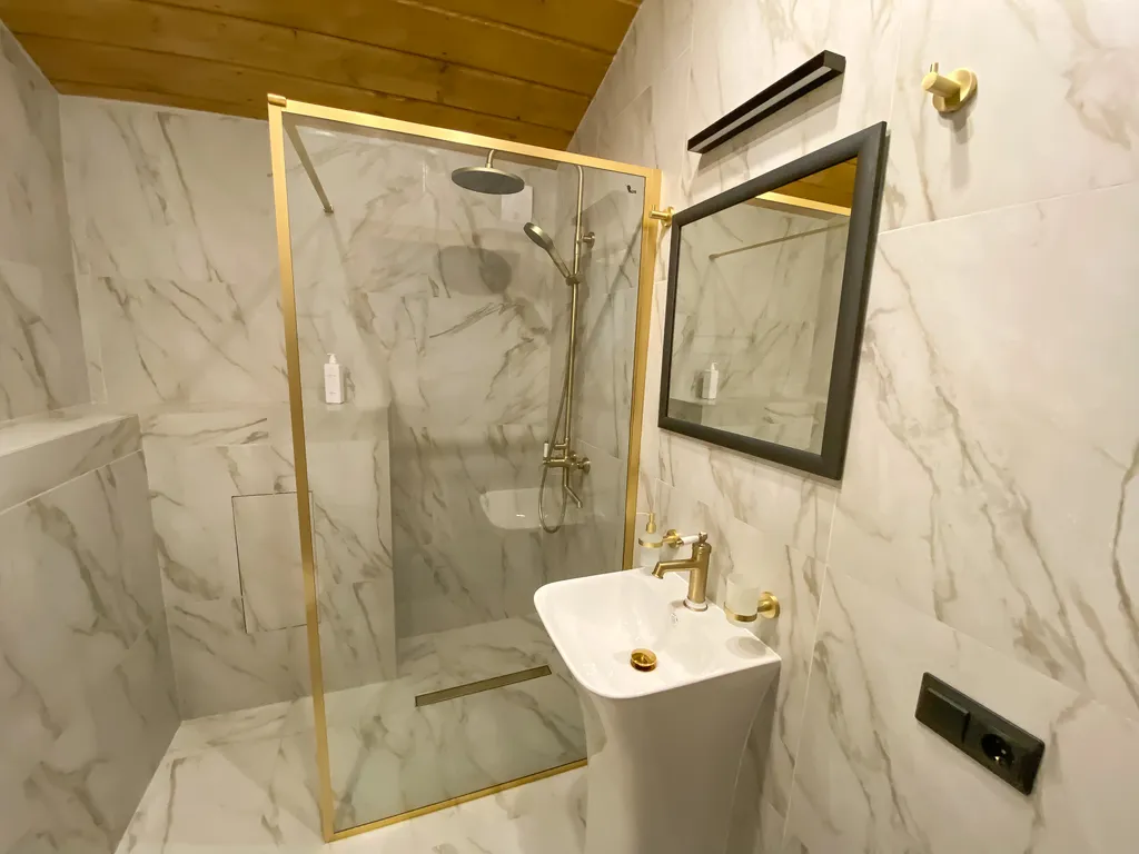 Просторный двухкомнатный коттедж в лесу у пруда