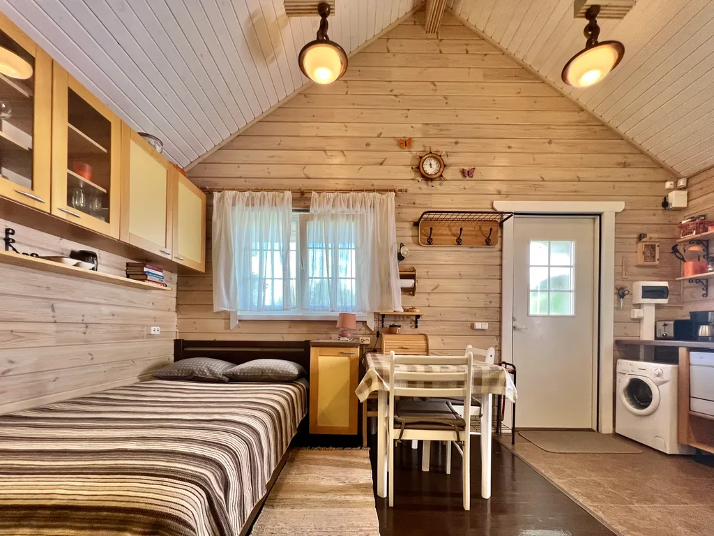 Маленький дом на берегу озера