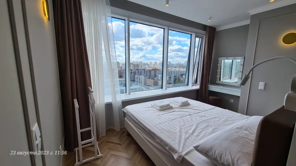 Студия с панорамным видом и джакузи в стиле неоклассика