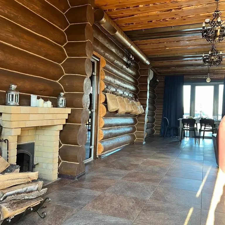 Большой дом с баней, бассейном и видом на озеро