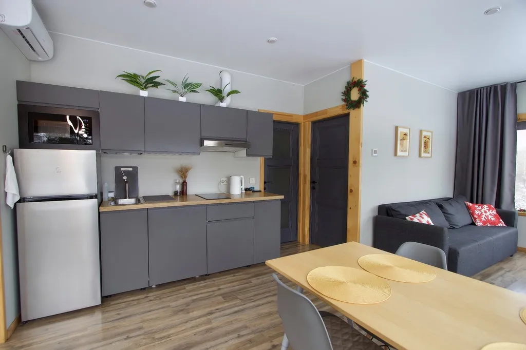 Домик в диком лесу на берегу реки