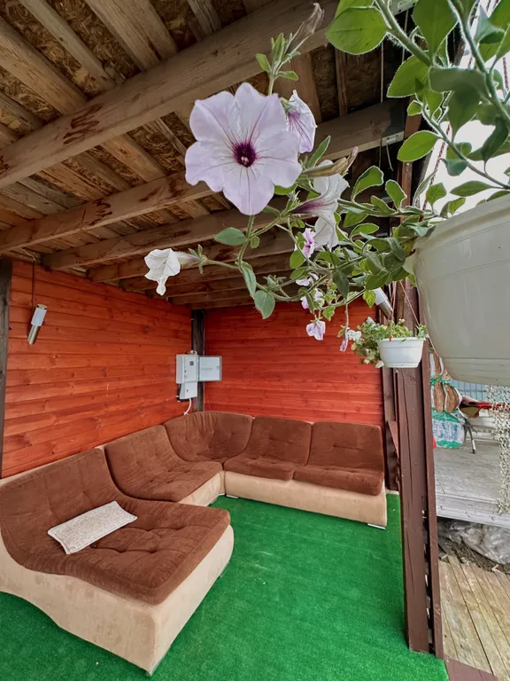 Двухэтажный дом на берегу реки Волга