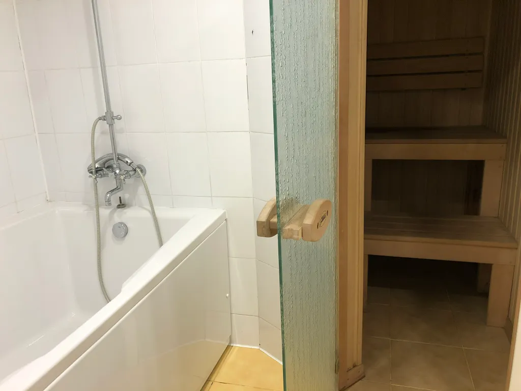 Дом и море через дорогу