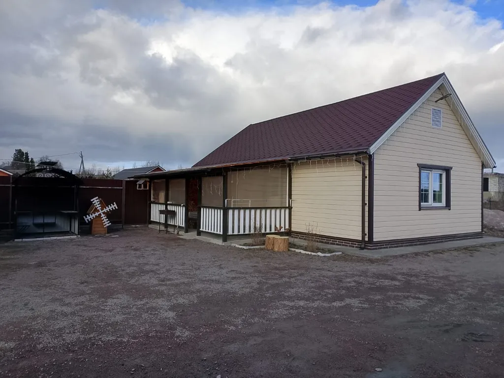 Уютный домик у озера