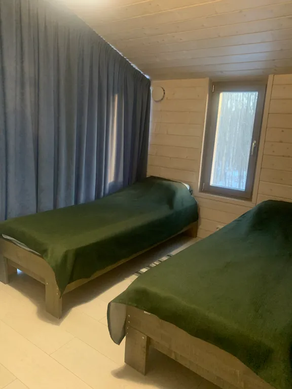 Дом с панорамными окнами в окружении леса