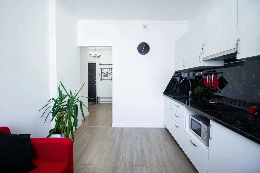 Шикарная дизайнерская квартира с кованой кроватью и камином