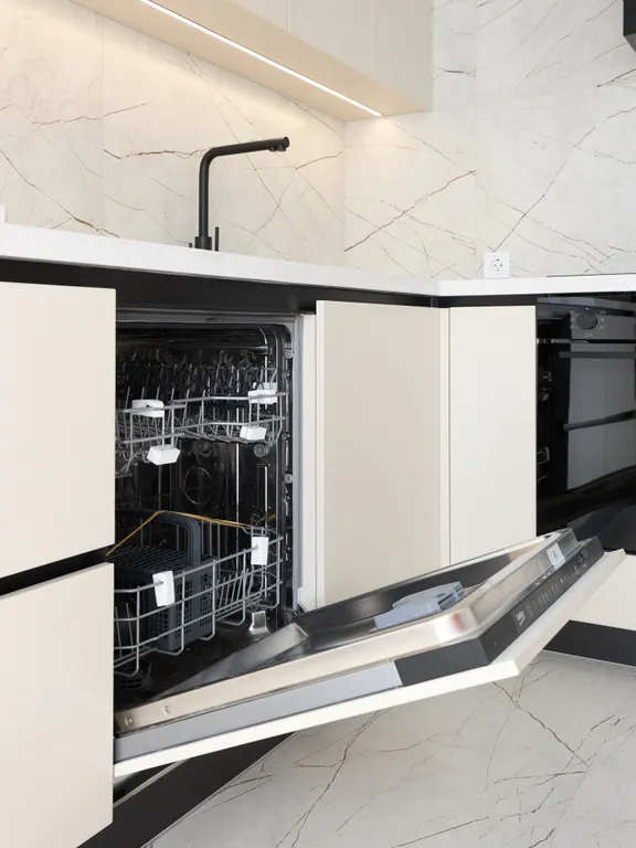 Современная, новая квартира с видом на горы