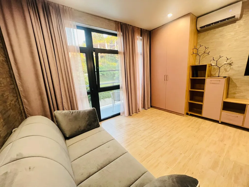 Студия с балконом и бассейном на территории