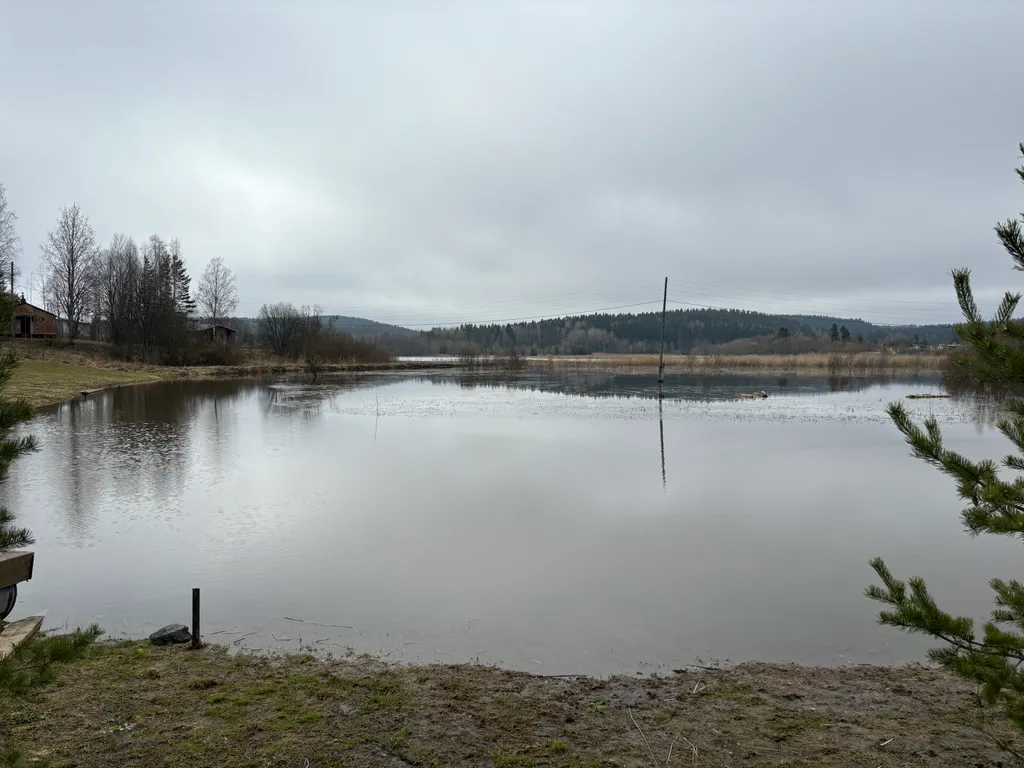 Уютный дом в скандинавском стиле с видом на озеро